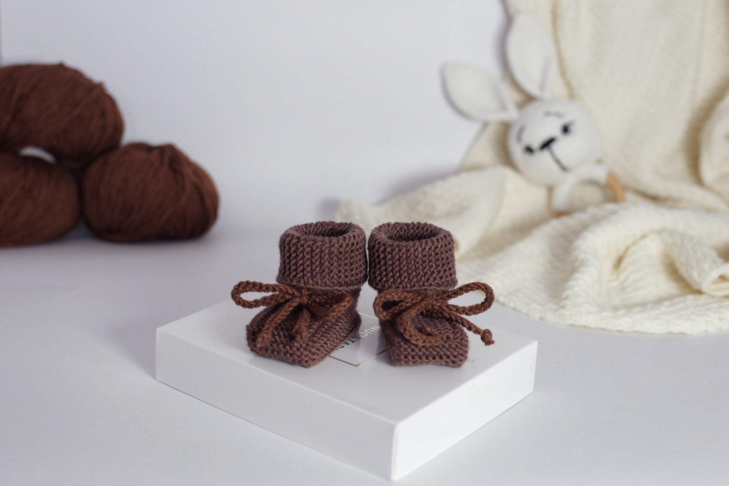 Rankų darbo dovanų rinkinys - Pliušinis zuikutis+barškutis+batukai (Tamsiai Ruda) - Pasaulio Siūlai