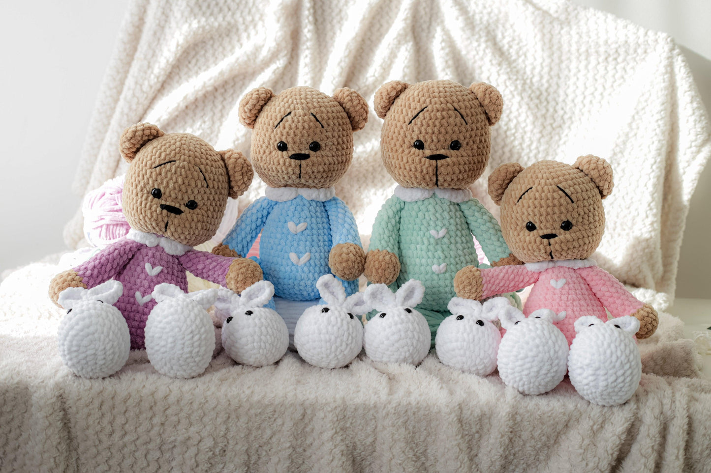 Pliušinis nertas meškiukas su pižama 40cm - Pasaulio Siūlai