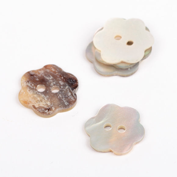 Drops perlamutrinės sagos 15mm (baltos gėlytės)