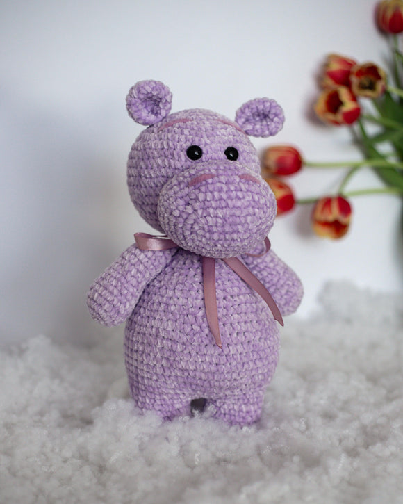 Rankų darbo nertas begemotas 37cm (Violetinis) - Pasaulio Siūlai