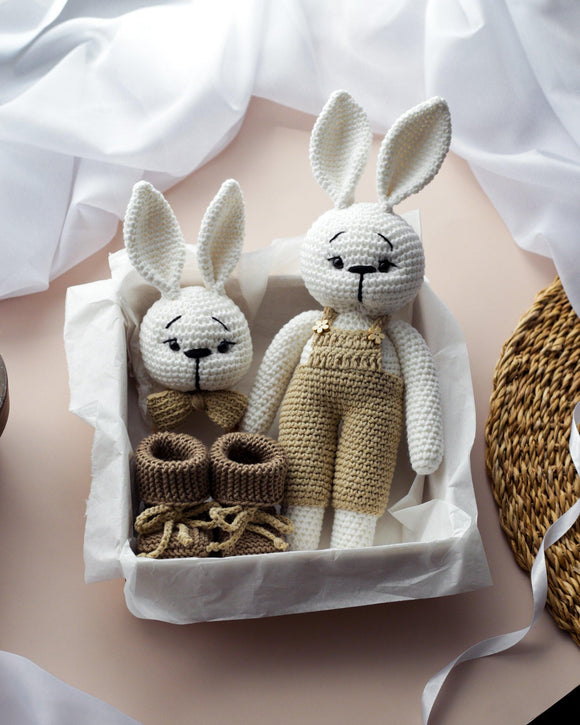 Rankų darbo dovanų rinkinys - Pliušinis zuikutis+barškutis+batukai (Šviesiai Rudas) - Pasaulio Siūlai