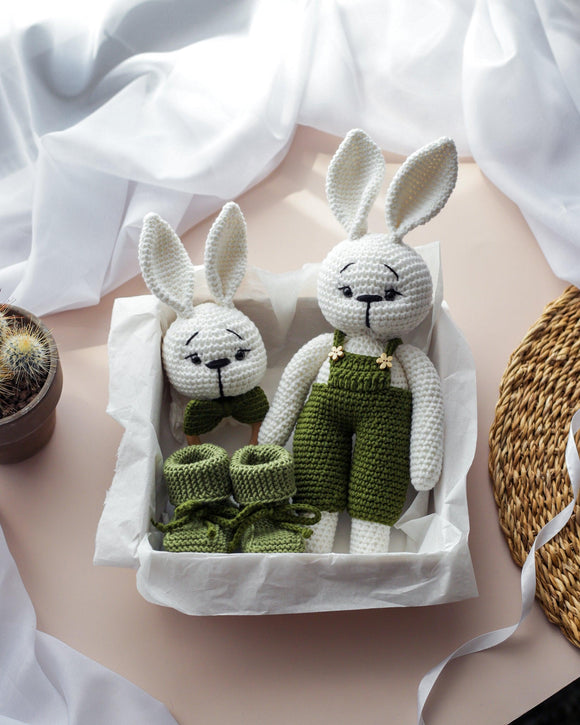 Rankų darbo dovanų rinkinys - Pliušinis zuikutis+barškutis+batukai (Žalias) - Pasaulio Siūlai