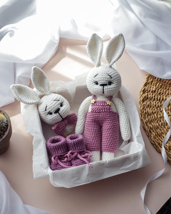 Rankų darbo dovanų rinkinys - Pliušinis zuikutis+barškutis+batukai (Rausvas) - Pasaulio Siūlai