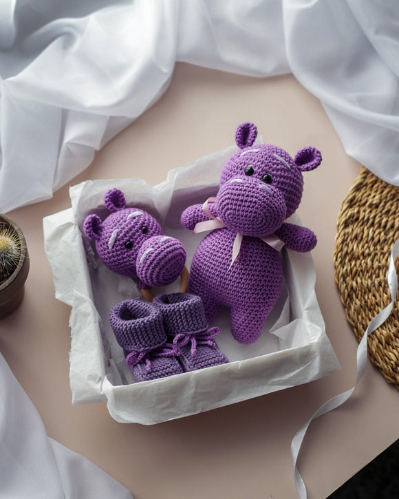 Rankų darbo dovanų rinkinys - Pliušinis begemotas+barškutis+batukai (Violetinis) - Pasaulio Siūlai