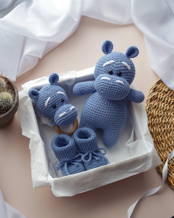Rankų darbo dovanų rinkinys - Pliušinis begemotas+barškutis+batukai (Mėlynas) - Pasaulio Siūlai