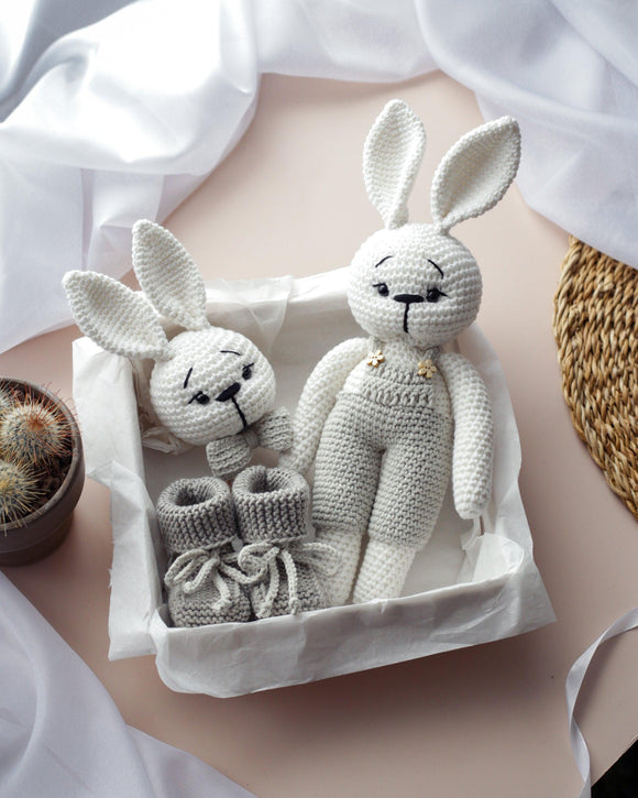 Rankų darbo dovanų rinkinys - Pliušinis zuikutis+barškutis+batukai (Pilkas) - Pasaulio Siūlai