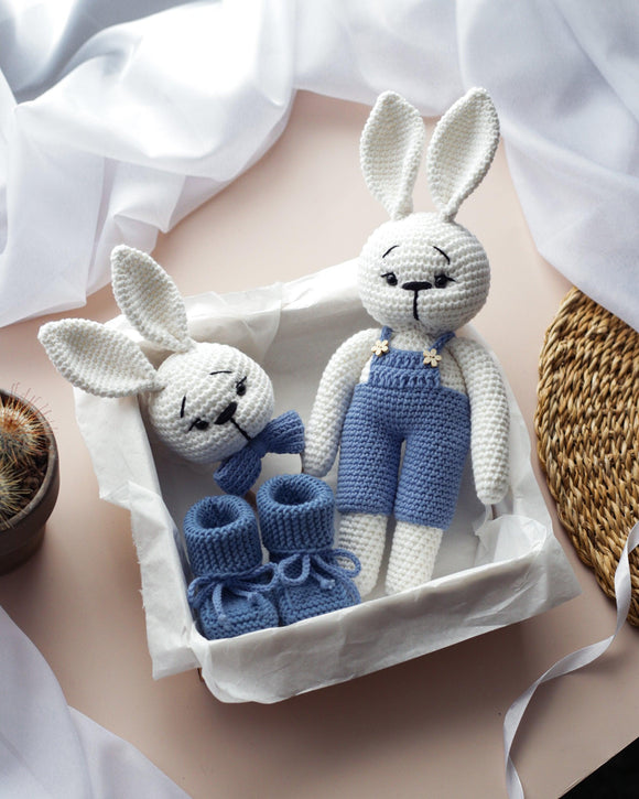 Rankų darbo dovanų rinkinys - Pliušinis zuikutis+barškutis+batukai (Mėlynas) - Pasaulio Siūlai