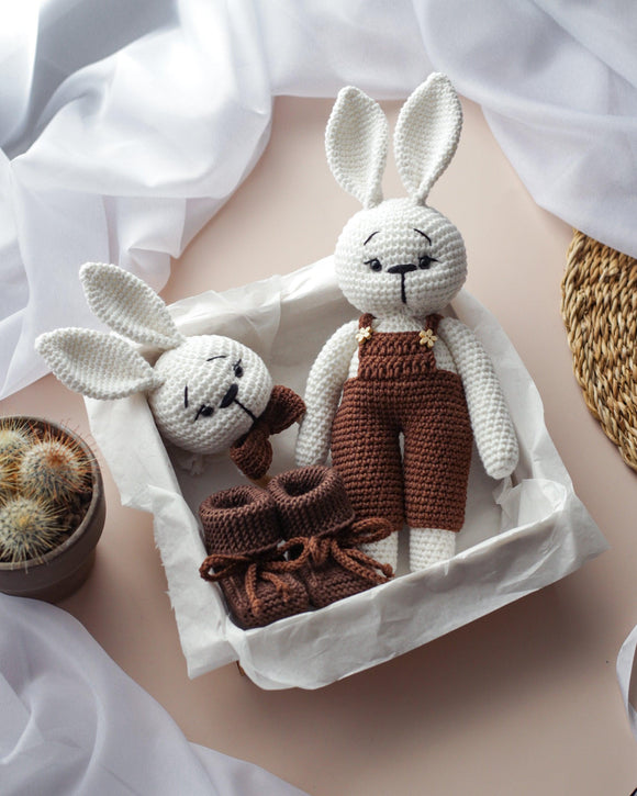 Rankų darbo dovanų rinkinys - Pliušinis zuikutis+barškutis+batukai (Tamsiai Ruda) - Pasaulio Siūlai