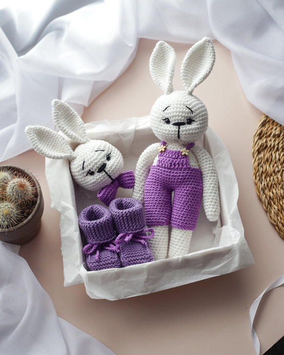 Rankų darbo dovanų rinkinys - Pliušinis zuikutis+barškutis+batukai (Violetinis) - Pasaulio Siūlai