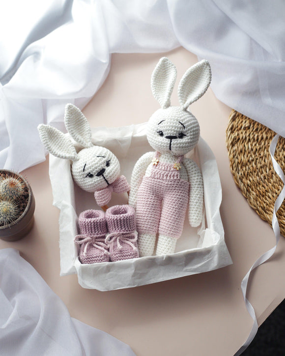 Rankų darbo dovanų rinkinys - Pliušinis zuikutis+barškutis+batukai (Rožinis) - Pasaulio Siūlai