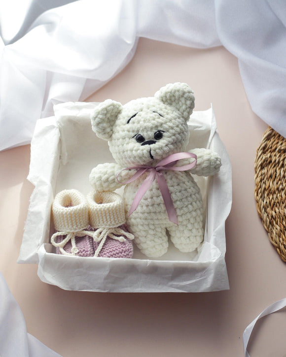 Rankų darbo dovanų rinkinys kūdikiams - meškutis + batukai (Baltas) - Pasaulio Siūlai