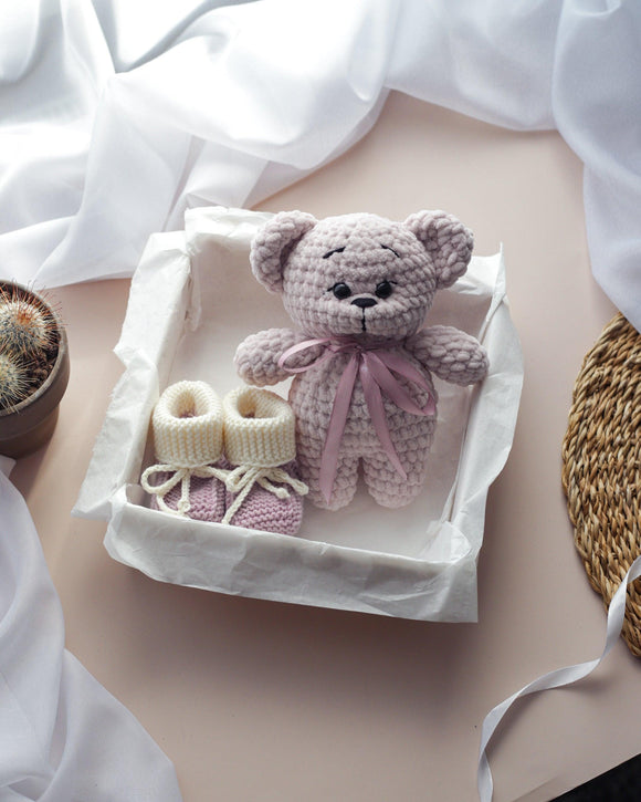 Rankų darbo dovanų rinkinys kūdikiams- meškutis + batukai (Rožinis) - Pasaulio Siūlai