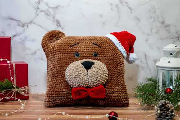 Kalėdinė rankų darbo pagalvėlė ir pliušinis meškutis