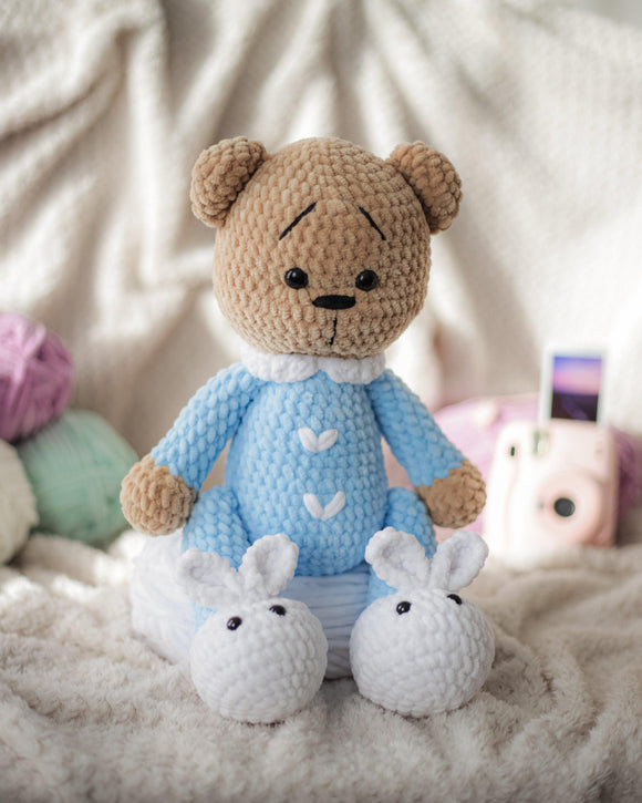 Pliušinis nertas meškiukas su pižama 40cm - Pasaulio Siūlai